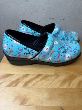 Savvy Nurse Clogs “Love a Nurse” Print Slip Resistant Size [9.5]